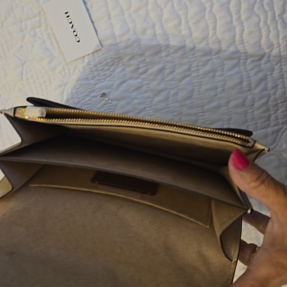 Coach Cream Shoulder Bag with Gold Chain - Picture 7 of 7